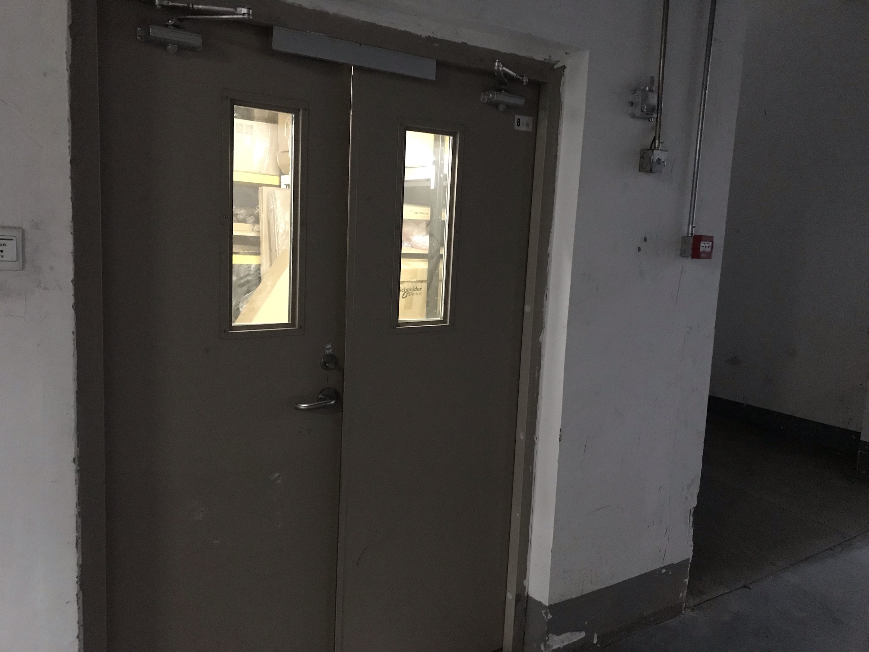 负一层避光仓库出租｜无窗全暗房｜恒温潜力｜适合酒类/胶片/化学品